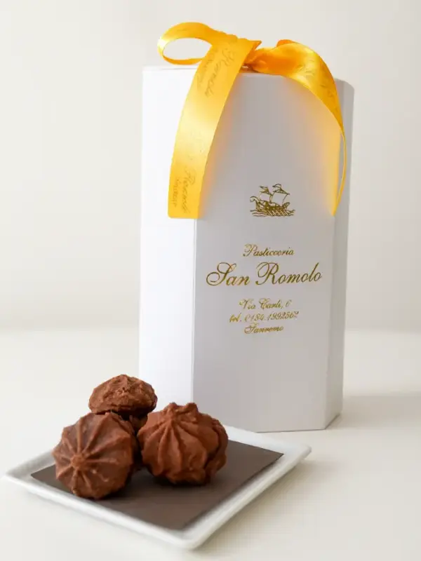 Confezione dei Baci di Sanremo, dolce tipico ligure alla nocciola e cioccolato della Pasticceria San Romolo