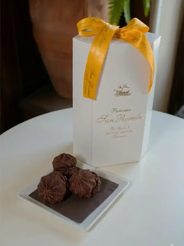 Confezione elegante di Baci di Sanremo con nastro dorato e biscotti artigianali al cioccolato e nocciola - Pasticceria San Romolo Sanremo