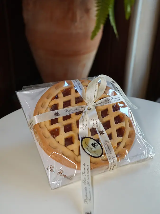 Crostata artigianale all'albicocca con pasta frolla e confettura, confezionata con nastro Pasticceria San Romolo Sanremo