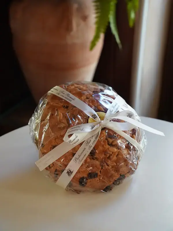 Pane del Marinaio artigianale ligure con pinoli e frutta candita, confezionato con nastro Pasticceria San Romolo Sanremo