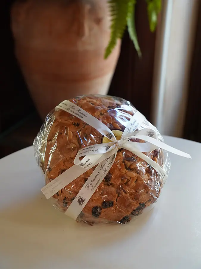 Pane del Marinaio artigianale ligure con pinoli e frutta candita, confezionato con nastro Pasticceria San Romolo Sanremo